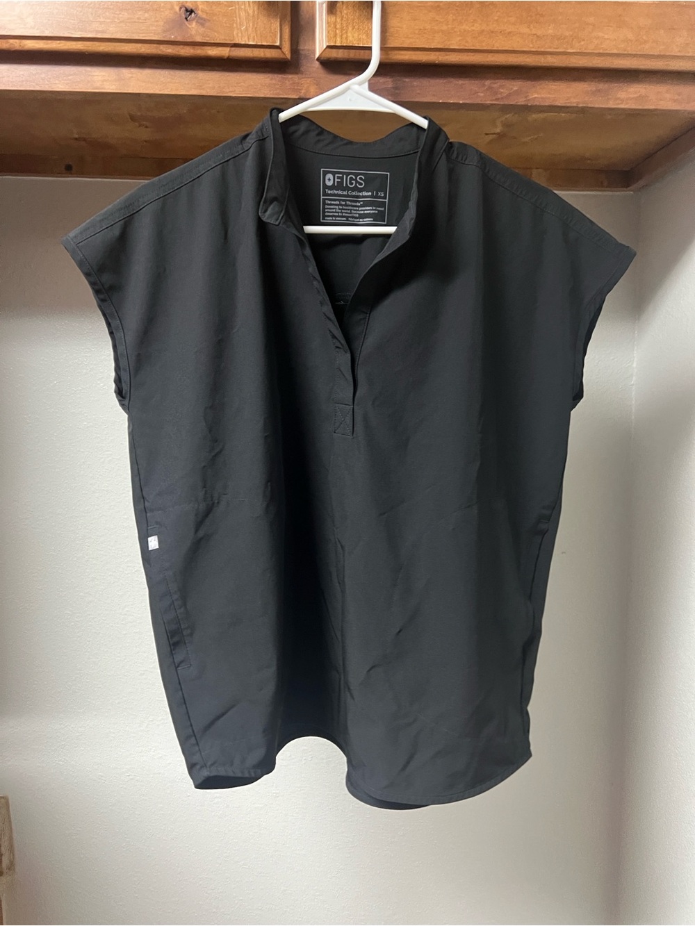 FIGS Women’s FREEX Black  Scrub Top